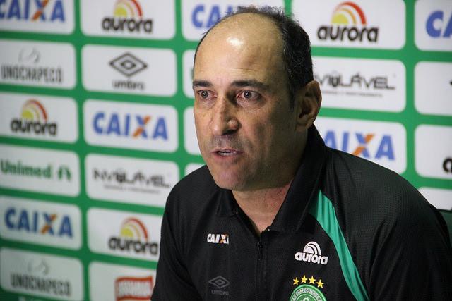 O treinador desafiou os demais clubes catarinenses a ajudarem as vítimas do tornado em Xanxerê