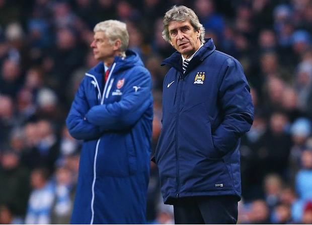 Ao fundo, o francês Arsene Wenger contribuiu para a queda de rendimento do City de Pellegrini em 2015