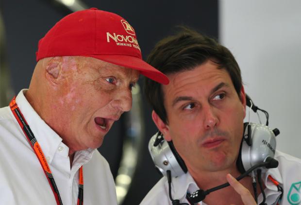Presidente de honra da Mercedes, Niki Lauda (à esquerda) garante Hamilton por mais três anos no time alemão (Foto: Marwan Naamani)