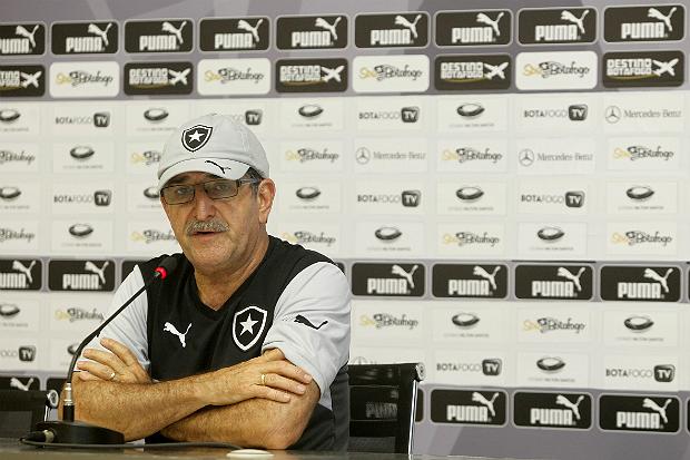 Agora sem Jobson, o técnico René Simões transmitiu sua preocupações para o elenco alvinegro