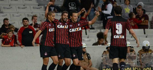O Atlético-PR pode escapar do rebaixamento na noite deste sábado
