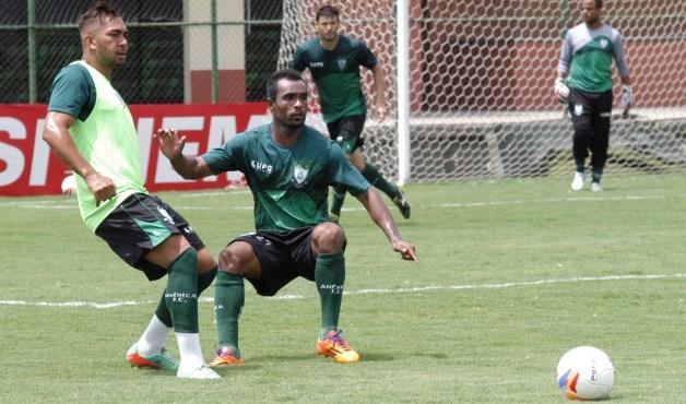 Aos 21 anos, o lateral Marcelinho espera oportunidades para se firmar no lado direito do time do Coelho