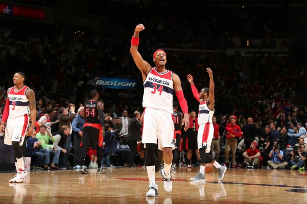 Os jogadores dos Wizards comemoram o terceiro triunfo na série contra os Raptors (Foto:Ned Dishman)