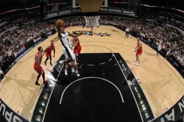 Kahwi Leonard marcou 32 pontos e liderou os Spurs na fácil vitória sobre os Clippers