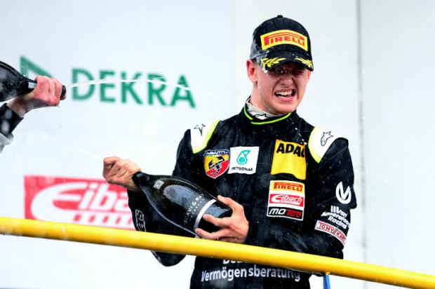 Mick Schumacher, de 16 anos de idade, foi o melhor estreante da prova inaugural da Fórmula 4