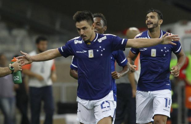 Willian confia no potencial cruzeirense para avançar sobre o São Paulo (Foto: Gualter Naves/Light Press)