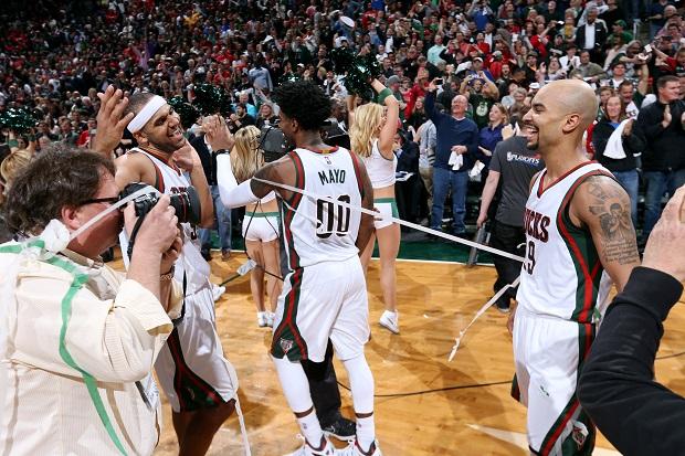 Os jogadores do Milwaukee Bucks fizeram festa depois da vitória conquistada no último segundo (Foto: Gary Dineen)