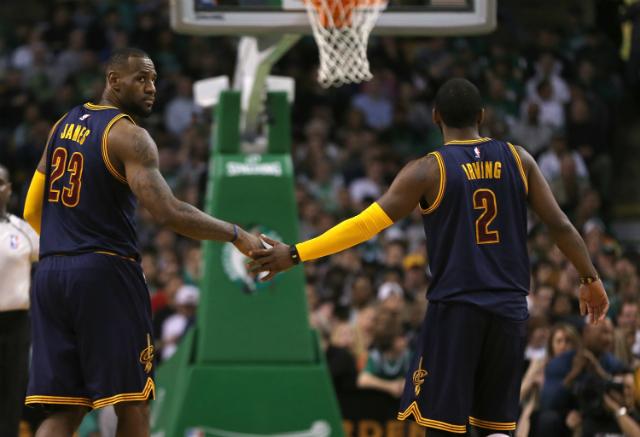 LeBron James e Kyrie Irving lideraram os Cavaliers na vitória sobre os Celtics (Foto: Jim Rogash)
