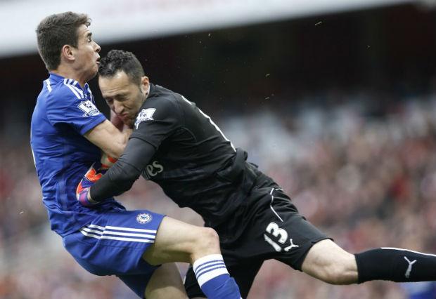 Oscar precisou ir ao hospital após o choque com o goleiro Ospina no duelo contra o Arsenal