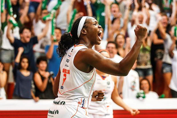 Após a disputa da WNBA pelo Chicago Sky, a pivô ainda retornará ao Brasil para mais uma temporada pelo Americana