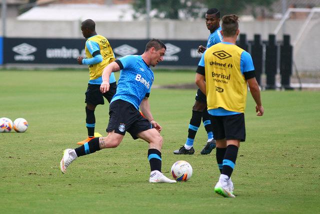 O elenco do Grêmio realizou uma atividade tática em campo reduzido