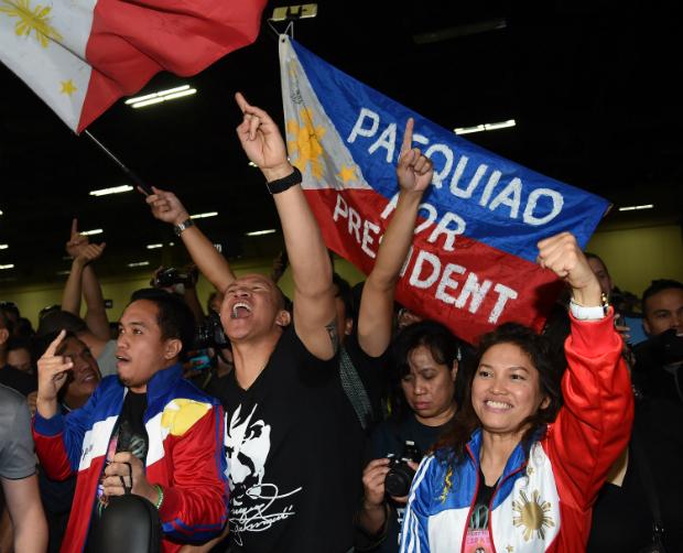 Centenas de filipinos compareceram ao Mandalay Bay Convention Center para apoiar Pacquiao (Foto:Ethan Miller)