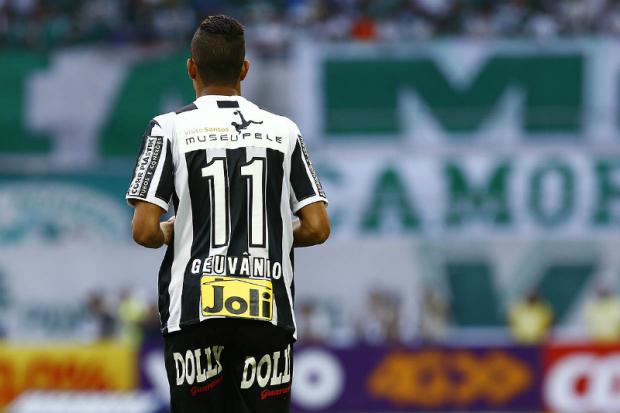 Dividida entre patrocínios, camisa do Peixe ajuda clube a sanar dívidas nos primeiros meses da temporada