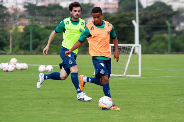 O atacante Bruno Henrique (de laranja) espera o apoio da torcida no Serra Dourada