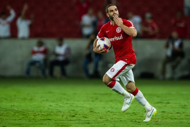 O atacante argentino Lisandro López treinou normalmente nesta sexta-feira e deverá reforçar o Inter no Gre-Nal