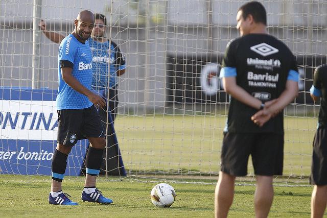 Recuperado de uma contusão no tornozelo, Fellipe Bastos treinou com o grupo e deve jogar a final do Gáucho