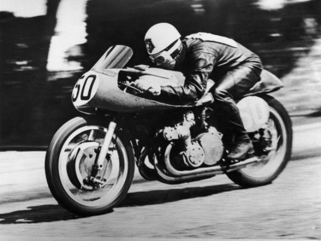Hexacampeão de motociclismo nos anos 50, britânico Geoff Duke morreu aos 92 anos na última sexta