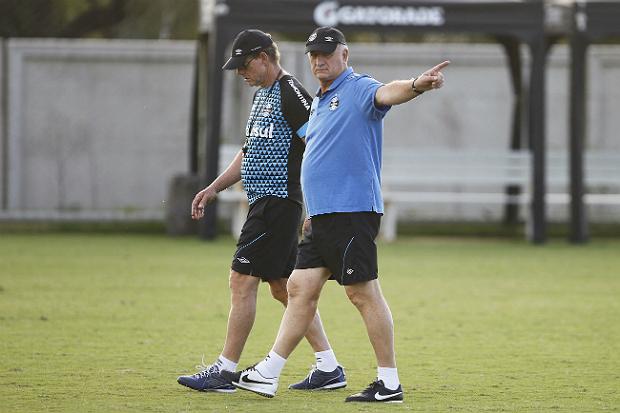 O técnico Felipão segue fazendo mistério sobre a escalação que disputa o Gre-Nal, neste domingo
