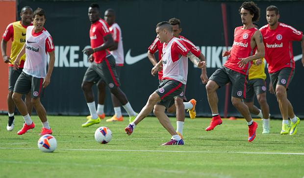 O gramado do Beira-Rio segue em preparação para o clássico, obrigando o grupo colorado a se dividir em dois