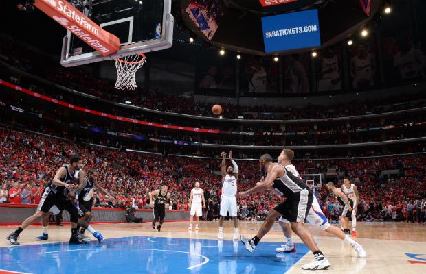 Chris Paul foi decisivo para o time de Los Angeles eliminar o atual campeão (foto: Andrew D. Bernstein)