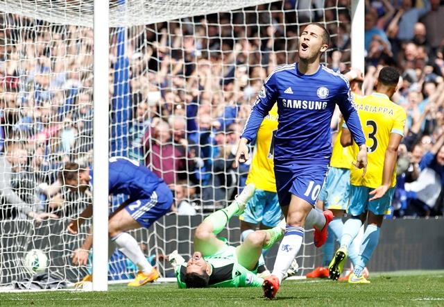 Hazard marcou, após perder pênalti, e deu o título antecipado ao time inglês em casa