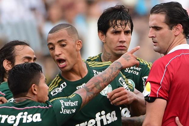 Dudu perdeu a cabeça e chegou a empurrar o árbitro Guilherme Cereta de Lima neste domingo