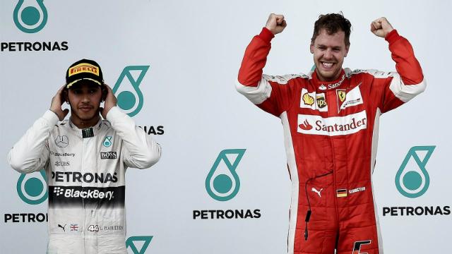 Pela Ferrari, Sebastian Vettel deixou Lewis Hamilton para trás no GP da Malásia