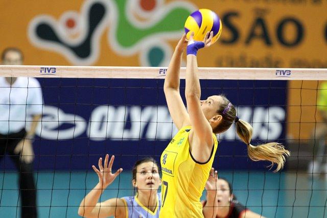 Alegando questões pessoais, a levantadora Fabíola pediu dispensa da Seleção Brasileira na temporada