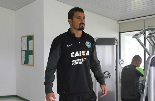 Novo reforço do Coritiba, o zagueiro Leandro Silva também já defendeu os rivais Atlético-PR e Paraná