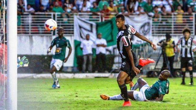 Jô marcou o gol da vitória do Atlético-MG sobre a Caldense; Mesmo impedido, o jogador deu o título estadual ao Galo