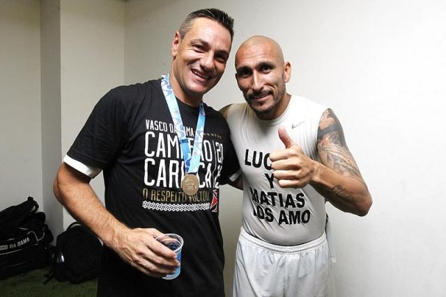 Ao lado de Doriva, Guiñazu comemora o título carioca com o Vasco, conqusitado diante do Botafogo, no Maracanã