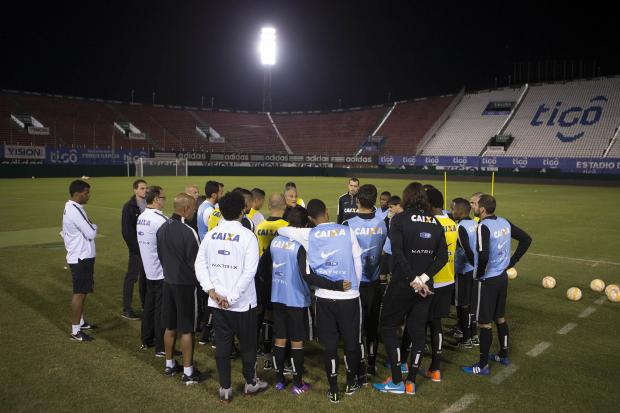 Corintianos tiveram de usar chuteira soçaite no treino desta terça (Foto: Daniel Augusto Jr/Ag. Corinthians)