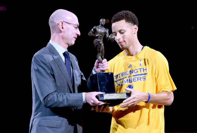 Stephen Curry recebeu o troféu de MVP das mãos do comissário da NBA, Adam Silver (Foto: Thearon W. Henderson)