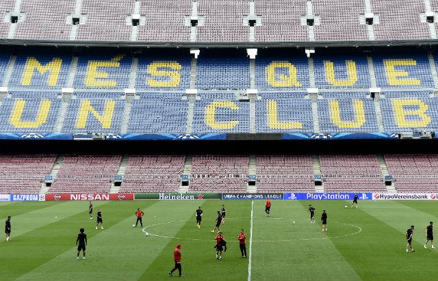 Instalados em hotel com cerveja e salsichões, elenco do Bayern fez treino leve para verificar gramado (Foto:Josep Lago)