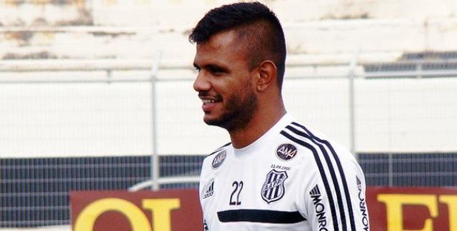 Fernando Bob revelou que permanecerá na Ponte Preta na temporada, mesmo sondado pelo Santos