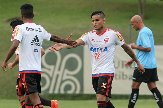 Oportunidade para Luxemburgo esboçar o time titular, o jogo-treino contra o Braga terminou empatado em 2 a 2