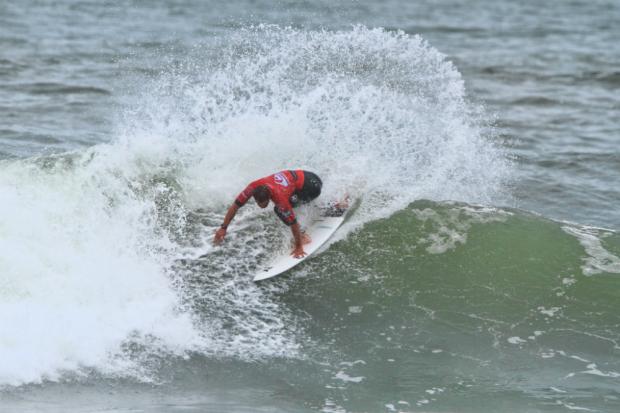 Alejo Muniz teve uma boa apresentação em Saquarema e avançou à proxima fase da etapa (Foto:Daniel Smorigo / WSL)