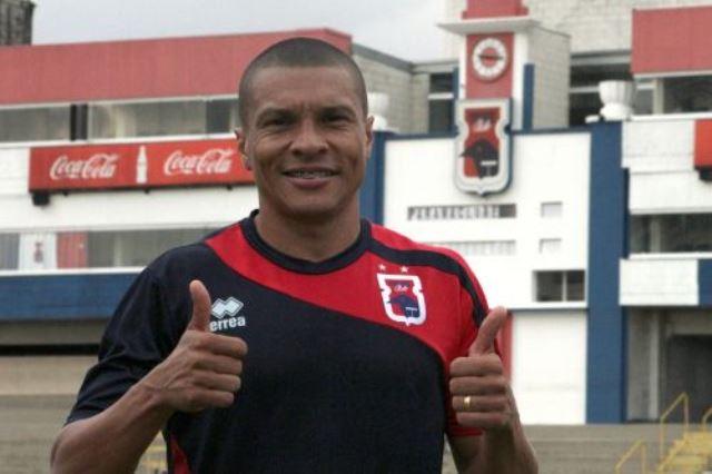 Campeão estadual com o Operário, o lateral Danilo Baia é o novo reforço do Paraná para a Série B