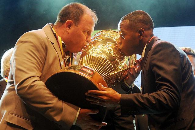 Campeão paulista na Vila Belmiro, Santos visita Avaí na condição de favorito na estreia do Brasileirão