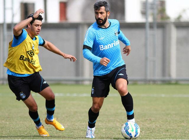 Giuliano (E) e Douglas serão responsáveis pela armação no duelo contra a Macaca