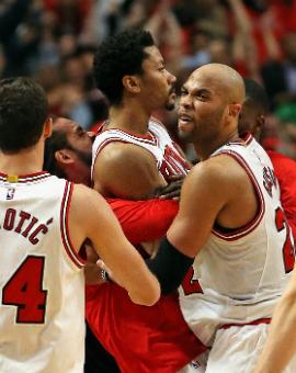 Derrick Rose decidiu o jogo com uma bola de três (Foto:JONATHAN DANIEL)