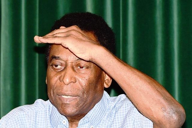 Pelé recebeu alta neste sábado do hospital Albert Einstein, em São Paulo