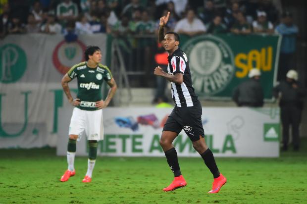 Jô marcou o segundo gol do Atlético e não gostou do tempo de acréscimo do jogo