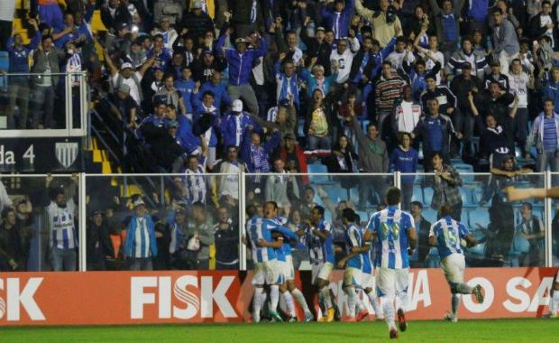 Torcida comemora o gol de Marquinhos: capitão ouviu cânticos durante todo o jogo e quer corresponder