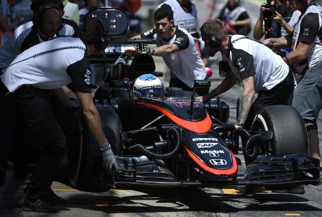A McLaren de Fernando Alonso abandonou a prova na volta de número 28 (Foto: Lluis Gene)