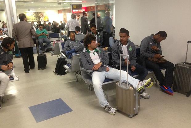 O voo do elenco da Chape foi cancelado em virtude dos fortes ventos na região, que chegaram a 92 km/h