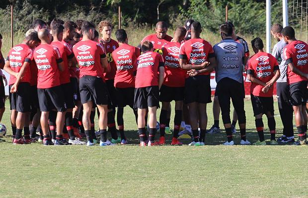 Com a lesão de Tiago Luís, o veterano de 39 anos deve ganhar chance entre os titulares