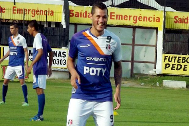 O atacante Betinho pode deixar o Santa Cruz após pedir aumento de salário (Foto: Natália Barros)