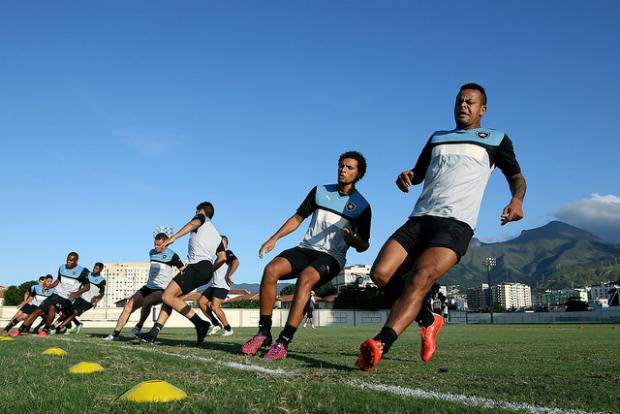 Botafogo treinou parte tática nesta terça-feira em campo anexo do estádio Nilton Santos(Foto: Satiro Sodre/SSPress)