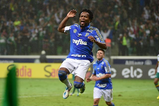 O capitão Zé Roberto deixou sua marca duas vezes na goleada palmeirense que selou a classificação do time